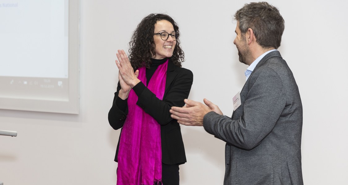 Mit dem Freischalten eines Datensatzes nahm das Servicezentrum für digital gestützte Forschung der Philipps-Universität seine Arbeit auf: Hessens Wissenschaftsministerin Angela Dorn und Uni-Vizepräsident Professor Dr. Thomas Nauss freuten sich über die Gründung des Zentrums. Die Daten eines fachübergreifenden "LOEWE"-Forschungsprojekts sind nun im Repositorium der Philipps-Universität abgelegt und bleiben für die Wissenschaft verfügbar.