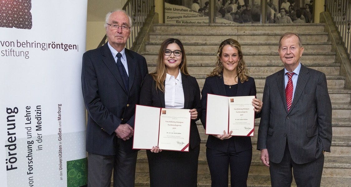 Gruppenfoto mit Preisträgerinnen und Stiftungsvertretern