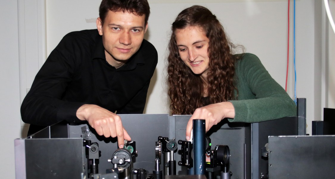 Markus Stein und Leonie Marie Gomell bereiten das Experiment vor.