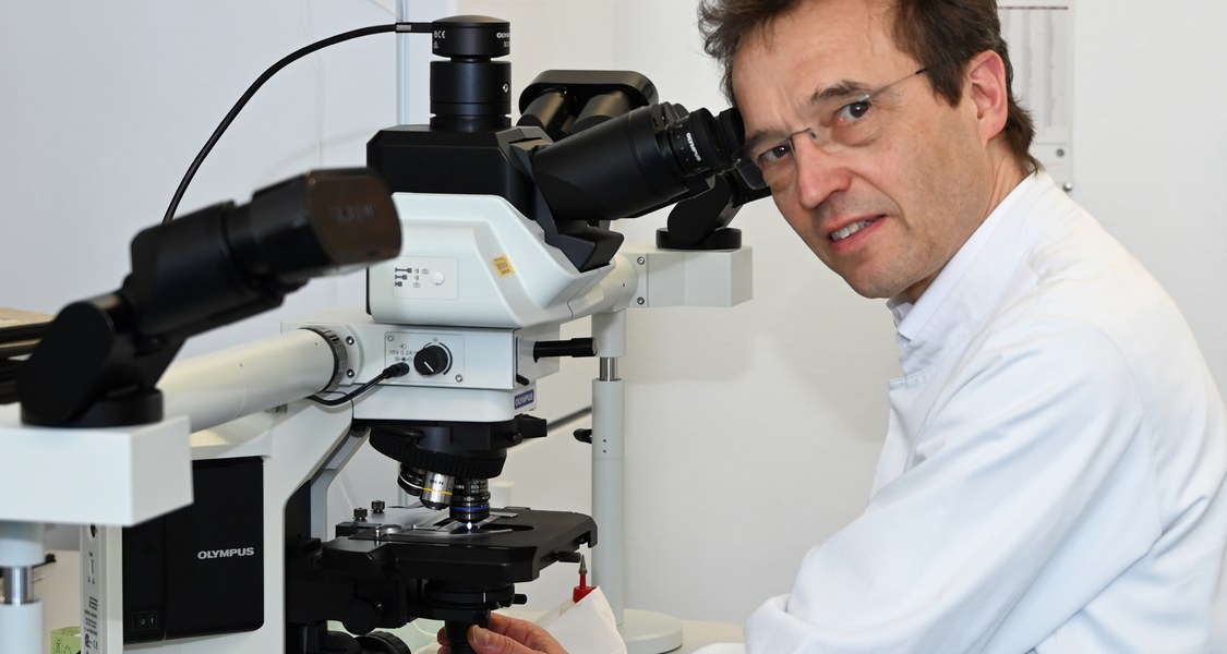 Der Marburger Krebsmediziner Professor Dr. Andreas Neubauer initiierte den Einsatz eines Krebsmedikaments bei einer COVID-19-Patientin.