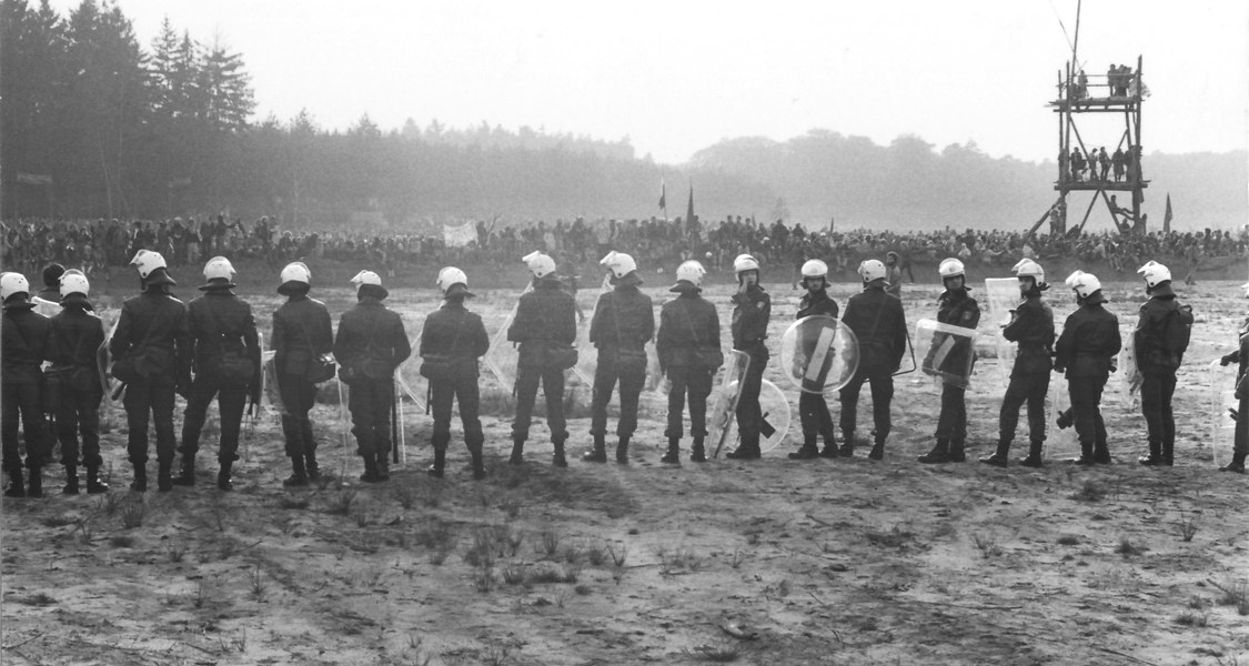 In Brokdorf traf die Polizei während der 1980er Jahre auf Demonstranten, die gegen das geplante Atomkraftwerk protestierten.