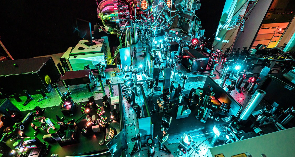 Der Versuchsaufbau an der Philipps-Universität Marburg erzeugt die ultrakurzen Laserimpulse, die nötig sind, um schnelle Elektronentransferprozesse zu beobachten.
