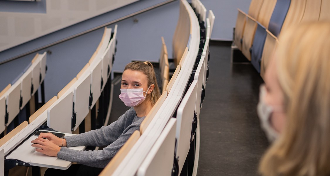 Studierende im Hörsaal auf Abstand