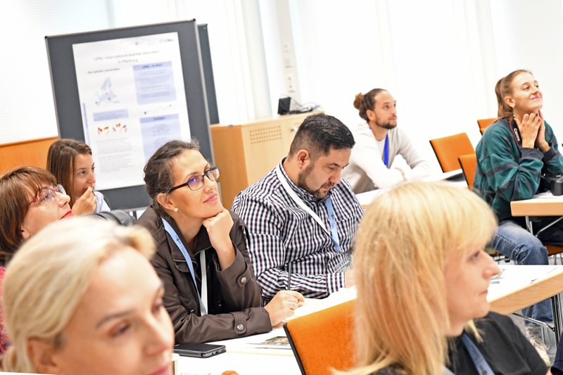 Teilnehmende der SummerSchool lauschen dem Vortrag