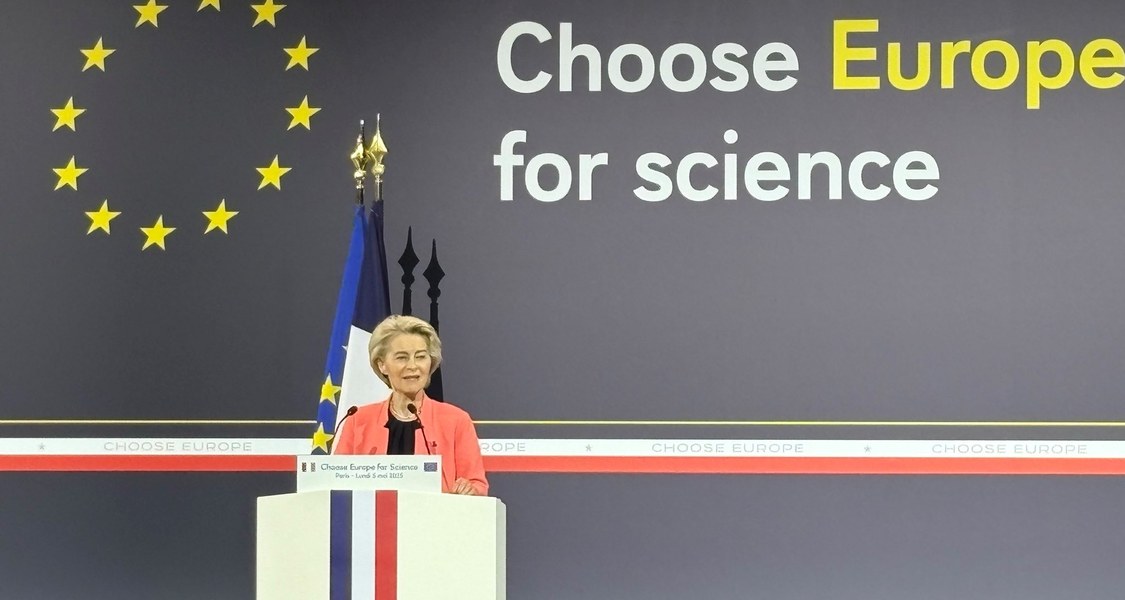 Ursula von der Leyen an einem Rednerpult, im Hintergrund der Schriftzug Choose Europe for Science