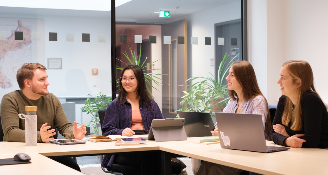 vier Studierende in der Diskussion