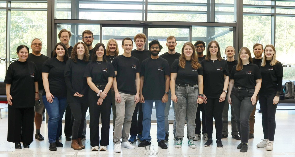ein Team von Menschen im einem Atrium