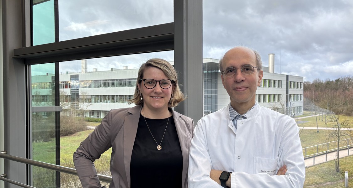 Mareike Lehmann und Bernd Schmeck vor Fenster mit Campus im Hintergrund