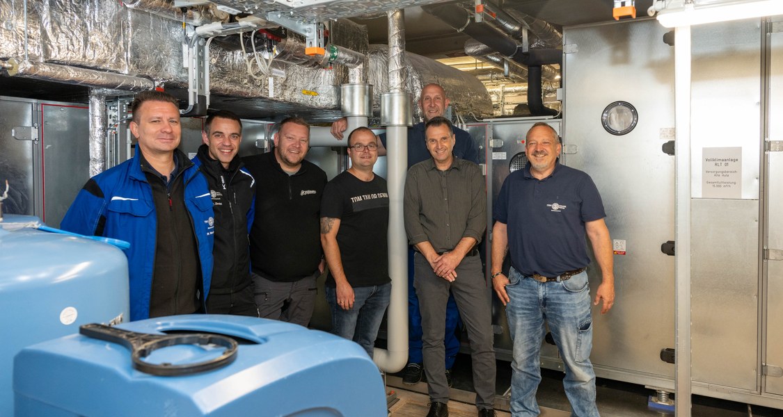 Menschengruppe in einem Technikraum