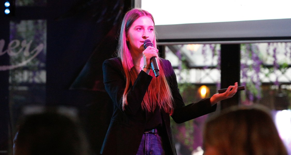 Svenja Welzel beim Science Slam in Wiesbaden