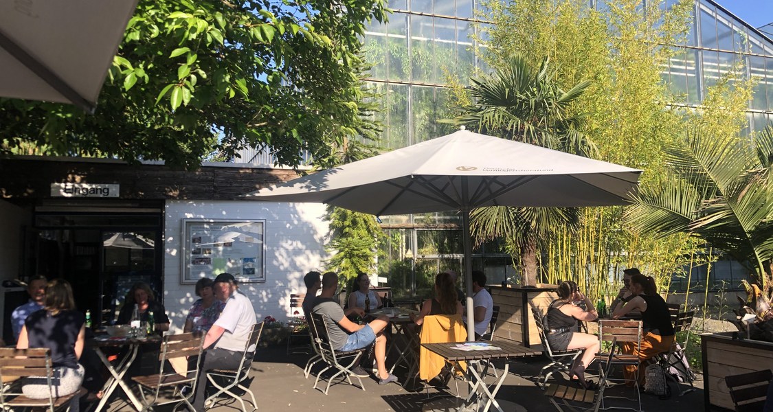 Das Foto zeigt die Bediensteten des FBs Biologie bei AfterWork-Fachbereichsreihe der Spendenkampagne "Ich blüh für dich. Spende für mich."