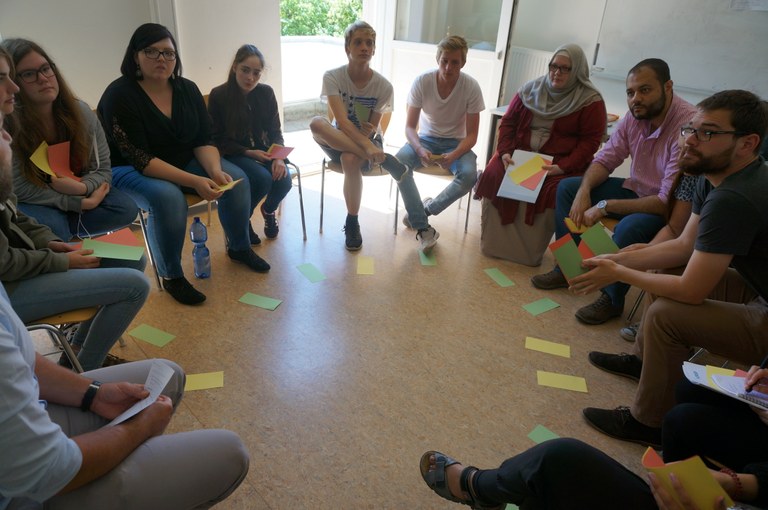 Die TeilnehmerInnen sind aus ihren Rollen geschlüpft und bewerten das Planspiel