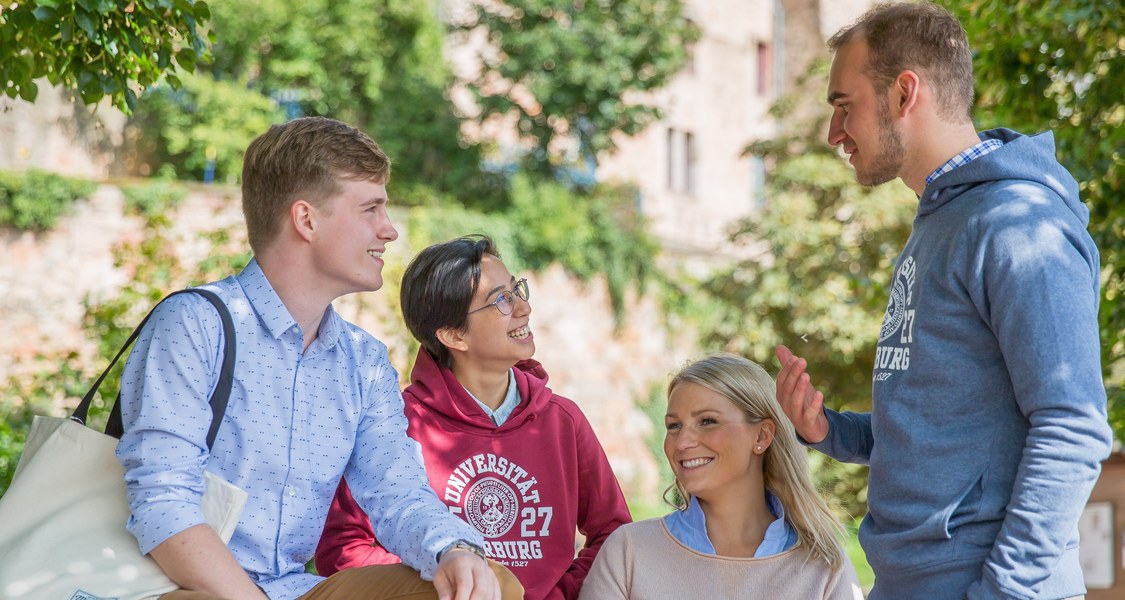 Studenten vor dem Marburger Schloss