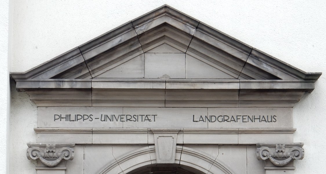 Das Bild zeigt des Sturz der Tür des Landgrafenhauses mit seiner Bezeichnung.
