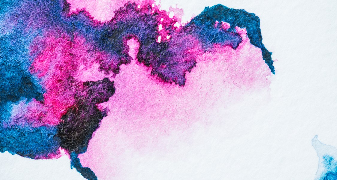 Farbverlauf aus lila und blauem Aquarell.