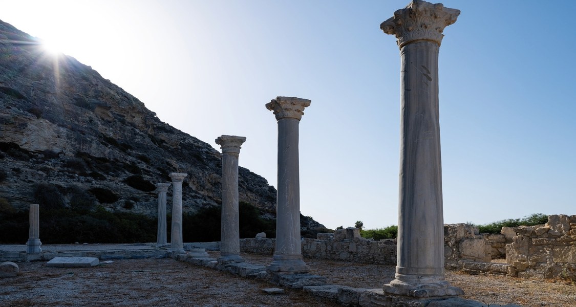 Divine Protection or Mercantile Activity? The Question of Workshops at Sacred Spaces in Late Antiquity