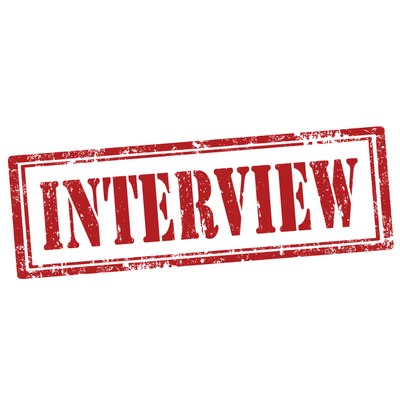 In Rot gestempelte Worte "Interview".