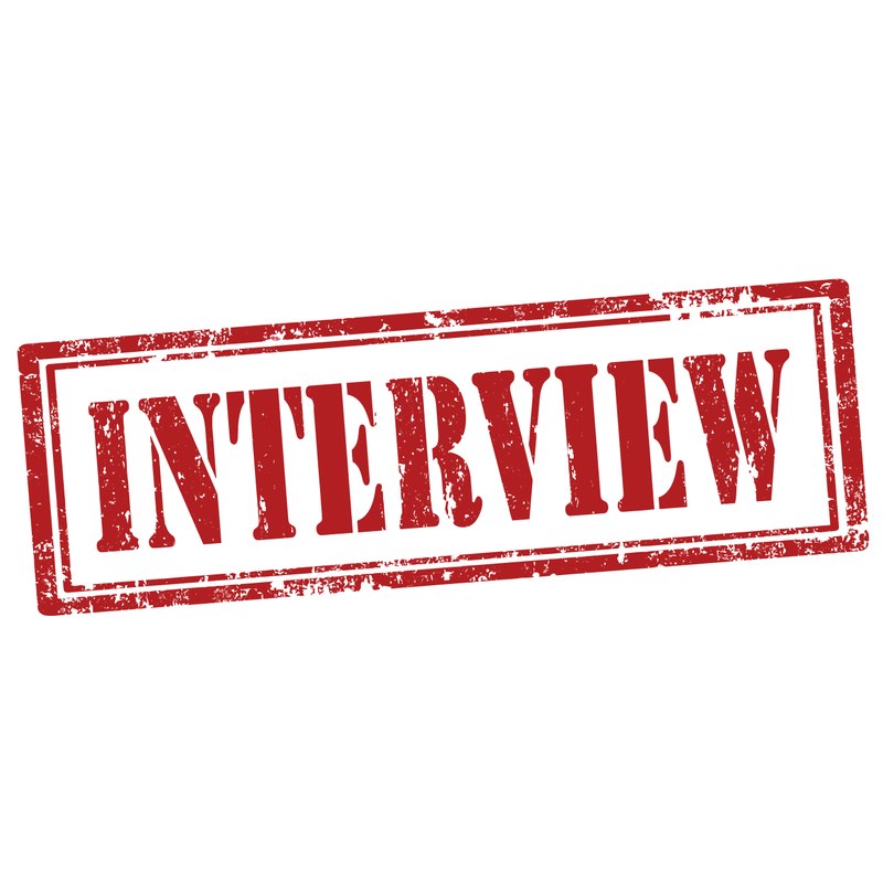 In Rot gestempelte Worte "Interview".