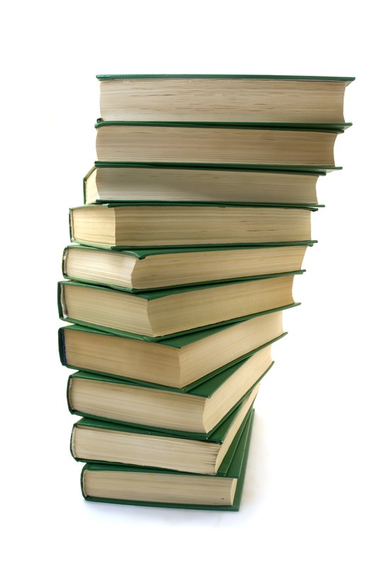 Ein schiefer Stapel grüner Bücher.