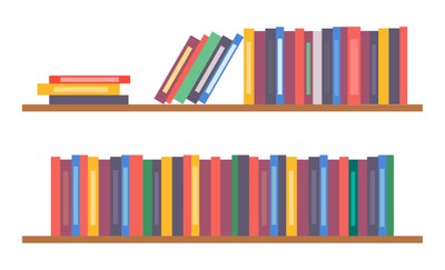 Bunte Bücher, die auf zwei übereinanderhängenden Regelbrettern stehen und liegen.