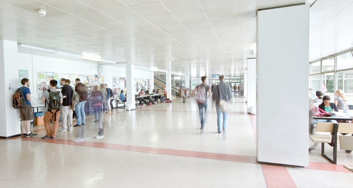 Studierende im Hörsaalgebäude
