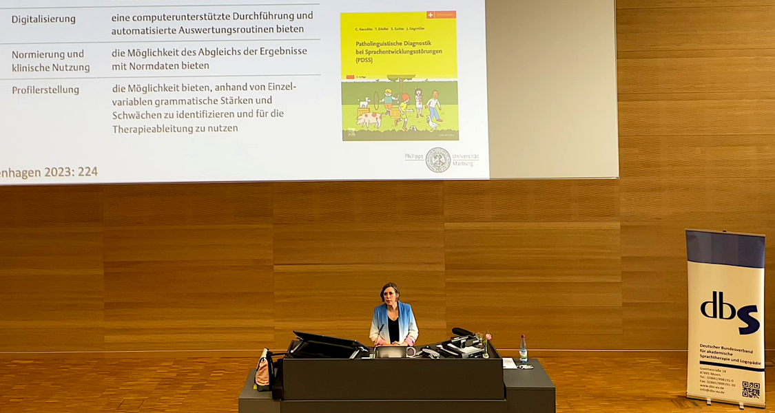 Auf dem Foto ist Prof. Dr. Christina Kauschke bei Ihrem Vortrag auf dem 35. dbs-Workshop Klinische Linguistik in Erfurt zu sehen.