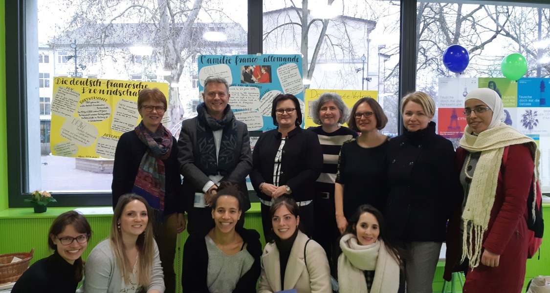 Von links nach rechts: Frau Flammer (MLS), Herr Girardeau (Institut français, Attaché für Sprache und Bildung für Hessen), Frau Biedebach (Leiterin der MLS), Frau Oberwinkler-Marchais (Vorsitzende der deutsch-französischen Gesellschaft, Frau Köhling und einige der Lehramtsstudenten des Instituts für Romanistik (Universität Marburg)