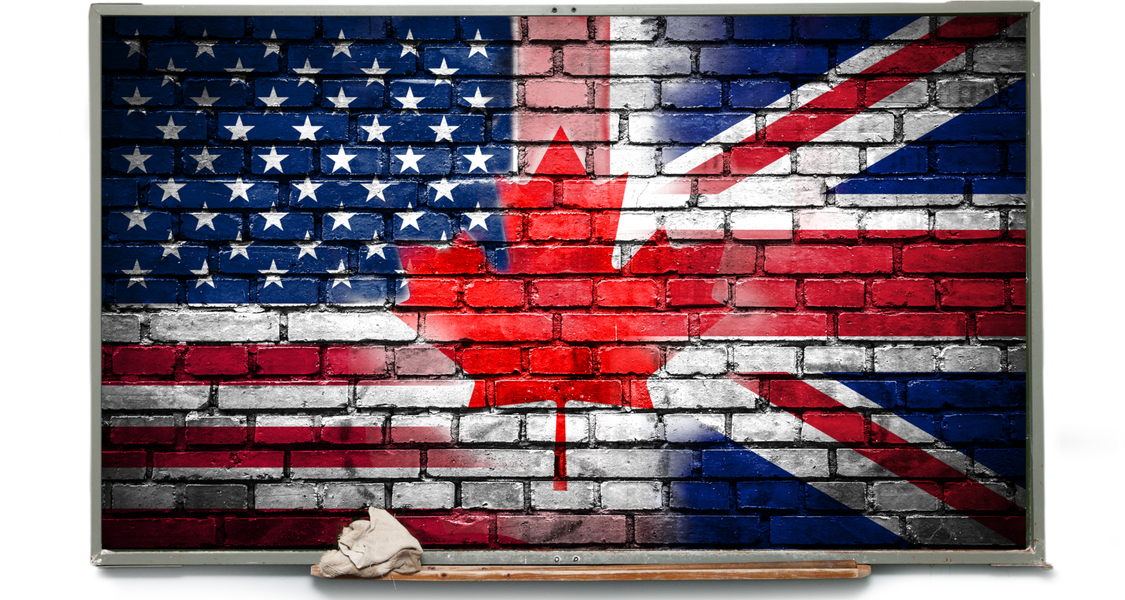 Flaggen der USA (links) und Großbritanniens (rechts) in gegenseitiger Überblendung, mit durchscheinendem Ahornblatt der Kanadaflagge im Zentrum, gemeinsam auf einer Schultafel dargestellt.