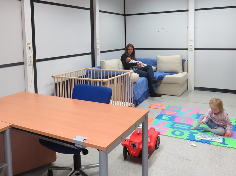 Eltern-Kind-Zimmer mit Mutter und zwei Kindern