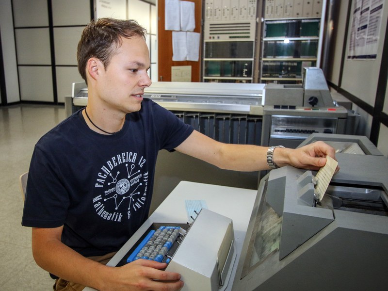 Student benutzt Lochkartenrechner