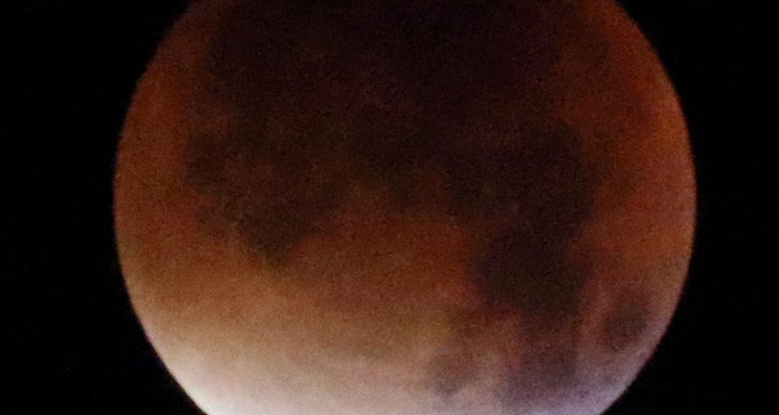 Mondfinsternis vom 28. September 2015, kurz vor Erreichen der totalen Finsternis