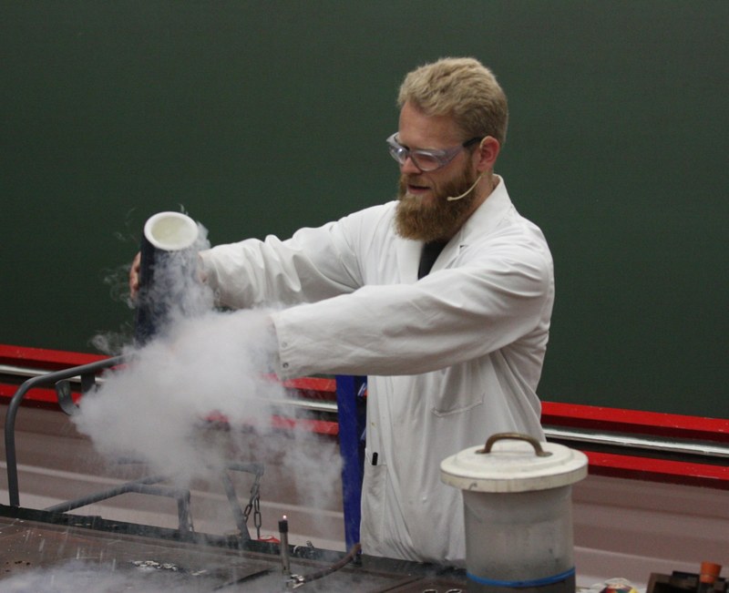 Dr. Frank Tambornino - Experimente mit flüssigem Stickstoff