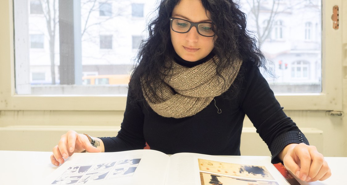 Studentin liest in Buch
