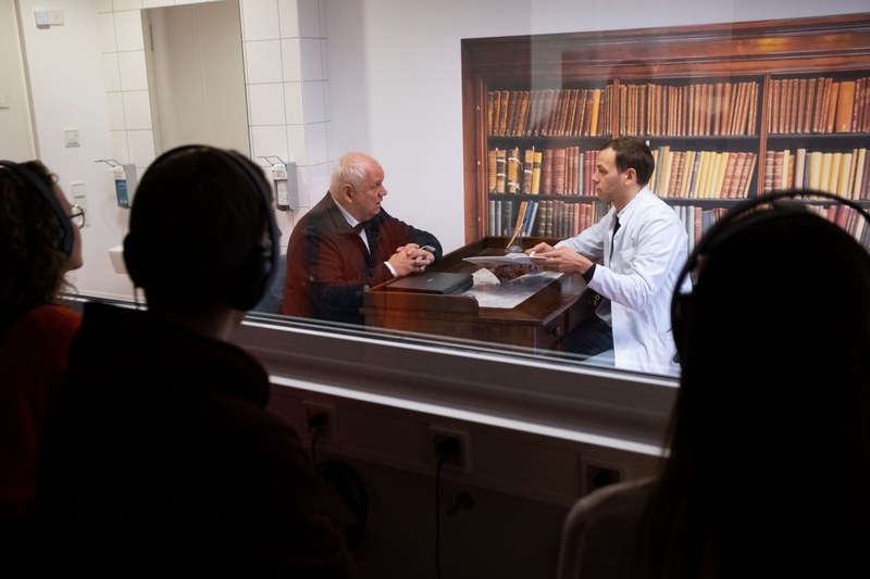 Studierende observieren eine Anamnese-Übung