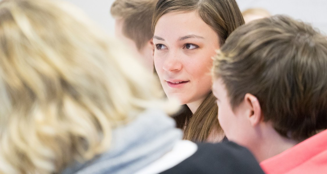 drei Studierende in Lehrsituation