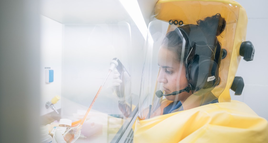 Frau im Schutzanzug, Arbeit im BSL-4-Labor