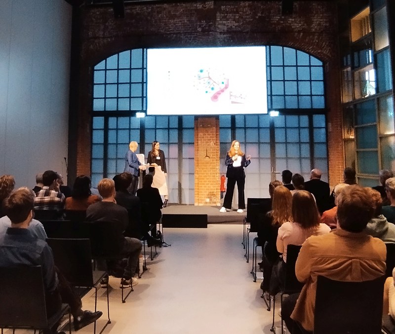 Dana Hockling steht auf der Bühne beim Pitch-Contest „Innovative minds“ in Marburg.