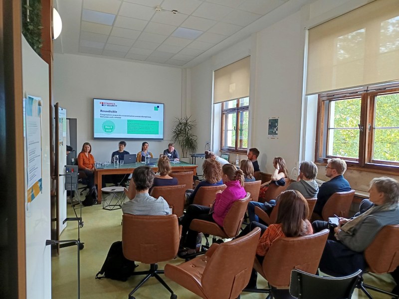Teilnehmende beim Roundtable-Gespräch zum Thema „Cooperative research: a conversation across disciplines, histories and cultures“