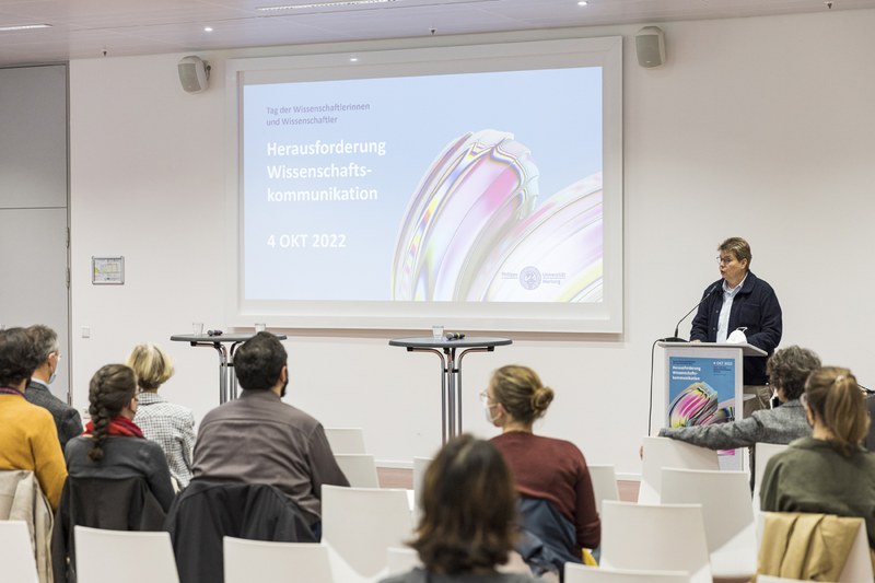 Die Vizepräsidentin für Chancengleichheit und Karriereentwicklung Prof. Dr. Sabine Pankuweit begrüßt alle Teilnehmenden der Veranstaltung.