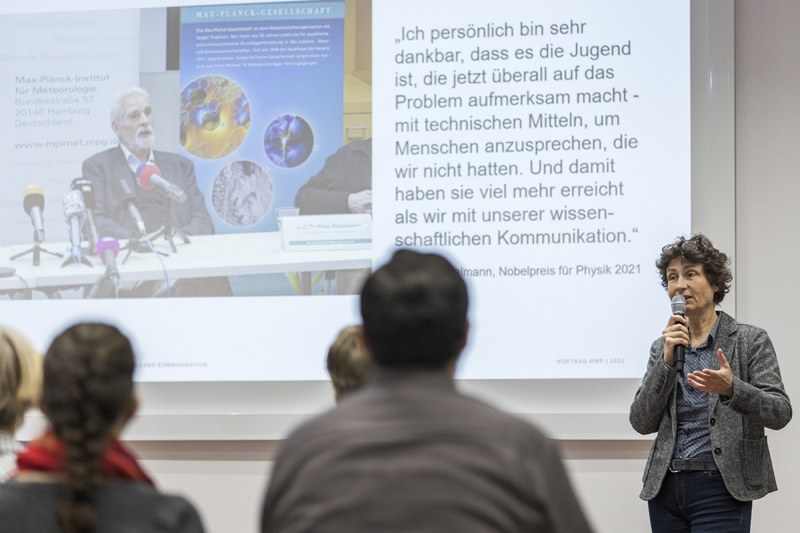 Dr. Christina Beck, Pressesprecherin der Max-Planck-Gesellschaft und Leiterin der Abteilung Kommunikation, hält die keynote zum Thema "Herausforderung Wissenschaftskommunikation".