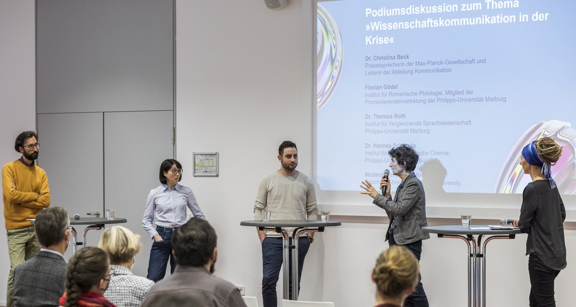 Podiumsdiskussion zum Thema "Wissenschaftskommunikation in der Krise".
