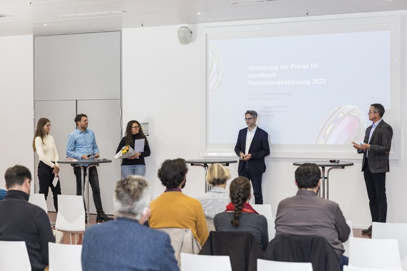 Verleihung des Preises für exzellente Promotionsbegleitung an Prof. Dr. Dr. Thomas Brenner vom Fachbereich Geographie (FB 19) und Prof. Dr. Benedikt Stuchtey vom Fachbereich Geschichte und Kulturwissenschaften (FB 06).
