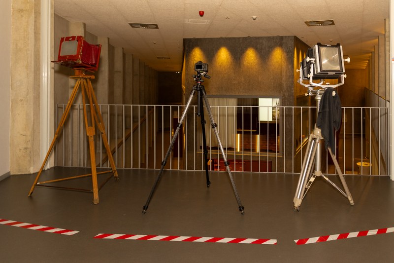 Historische Kameras im Lichthof des DKK