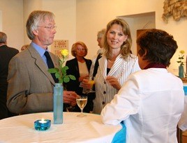 Menschen unterhalten sich an einem Stehtisch