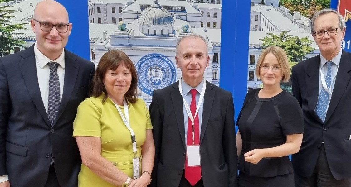Prof. Dr. Stefanie Bock und Prof. Dr. Boris Burghardt mit den IStGH-Richter:innen Judge Kimberly Prost, Judge Gocha Lordkipanidze und Judge Marc Perrin de Brichambaut.