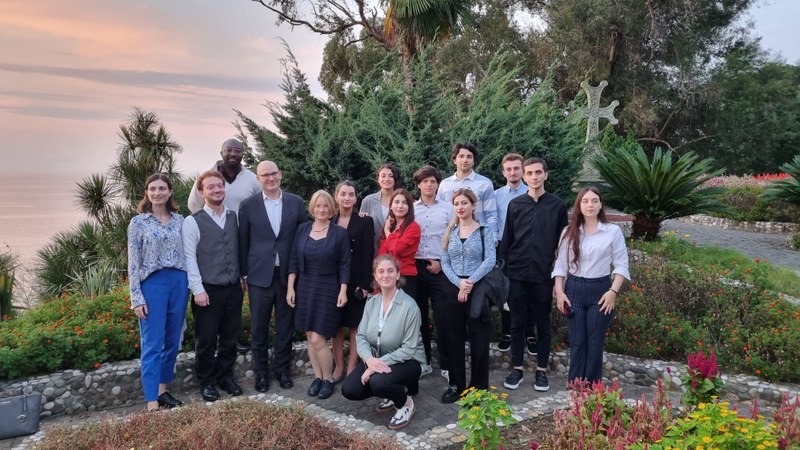 Gruppenbild mit Prof. Dr. Stefanie Bock und Studierenden, die an der Summer School in Batumi teilgenommen haben.