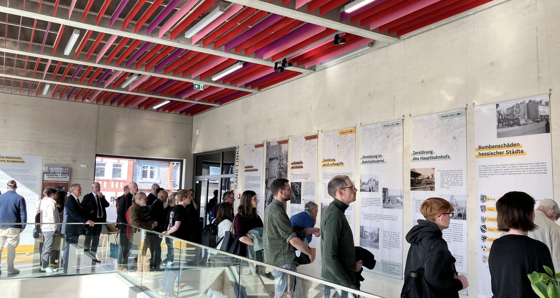 Besucherinnen und Besucher betrachten die neu eröffnete Ausstellung "1945 in und um Marburg".