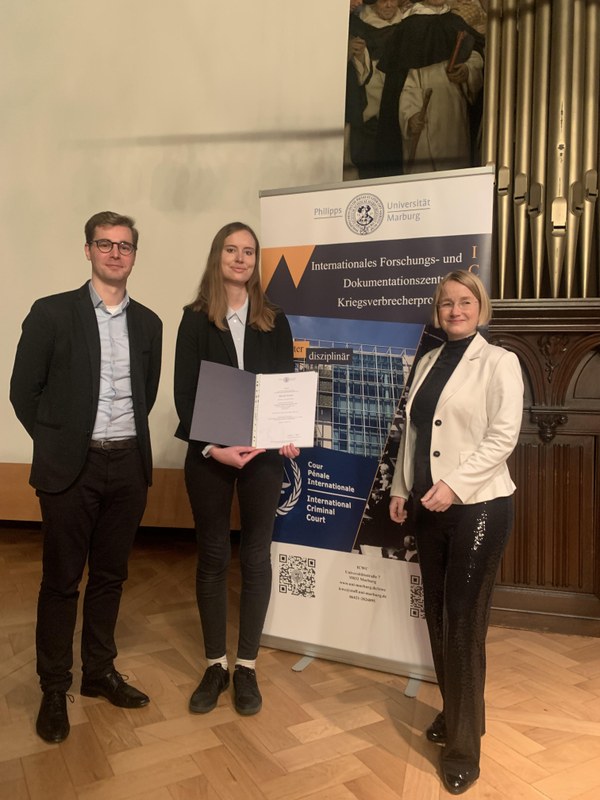 Master-Absolventin Muriel Imhof (Mitte) mit Prof. Dr. Stefanie Bock und Dr. Henning de Vries.