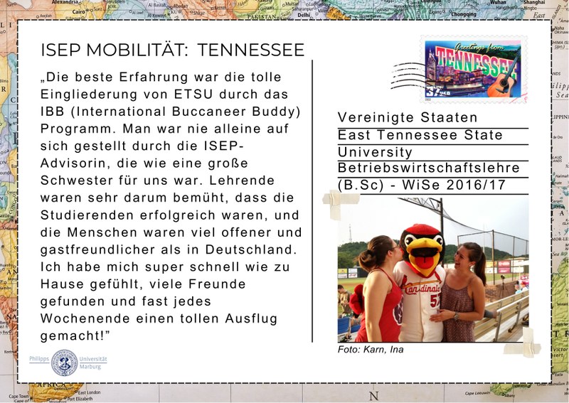 Ein Foto im Postkartenformat, dass über einen ISEP-Austausch in den USA berichtet. Links auf der Postkarte befindet sich der Text und rechts ein Foto mit einem Sportmaskottchen und zwei Studentinnen.