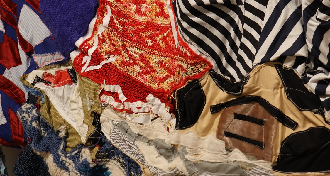 Detailansicht der textilen Weltkarte von Julia Krause-Harder, Deutschland aus rotem und gelbem Strickstoff.